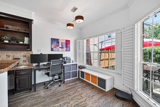 Building Photo - 1015 Enclave Square S
