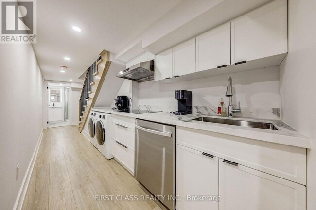 Building Photo - 431 Roxton Rd