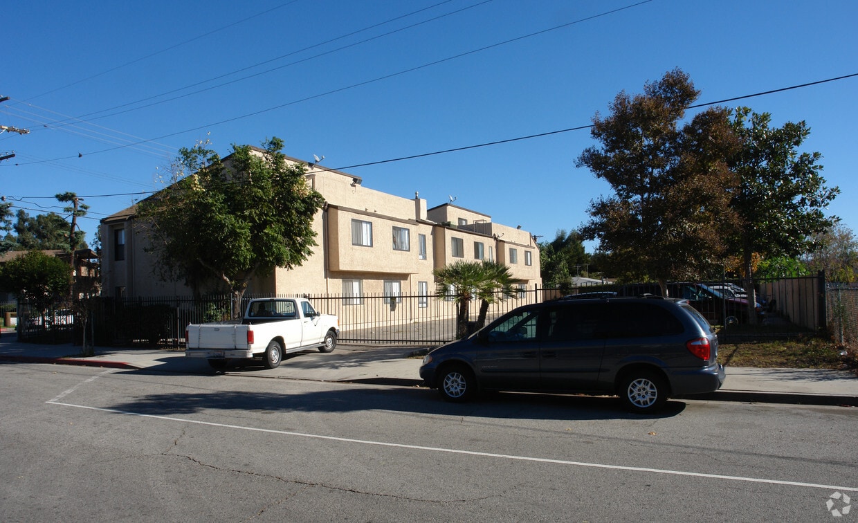 Primary Photo - 9256 Wakefield Ave