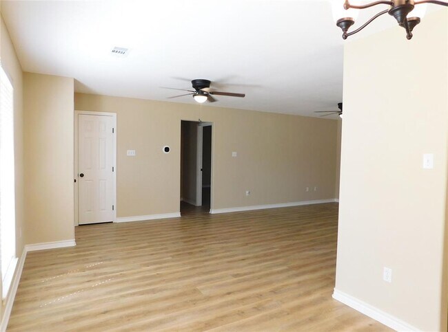 Building Photo - 500 Wanta Hide A Way Dr