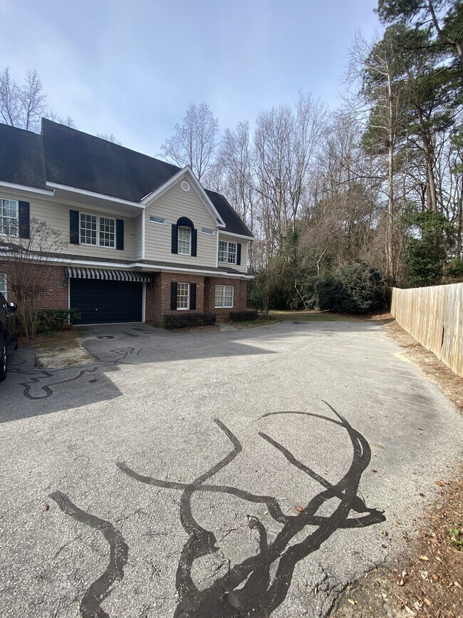 Building Photo - 320 Glenburney Dr