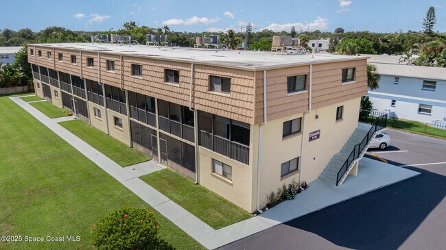 Foto del edificio - 7101 Ridgewood Ave