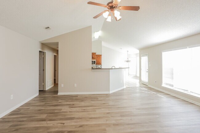 Building Photo - 2571 Hunters Pointe Dr