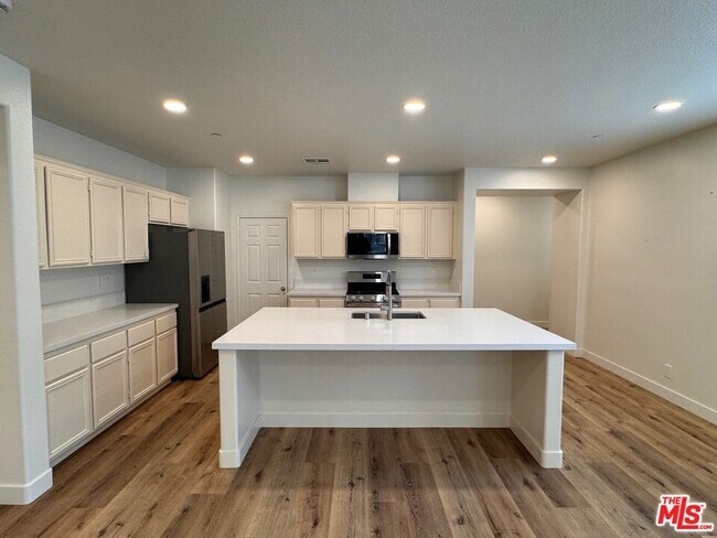 Foto del edificio - 15769 Agave Ave