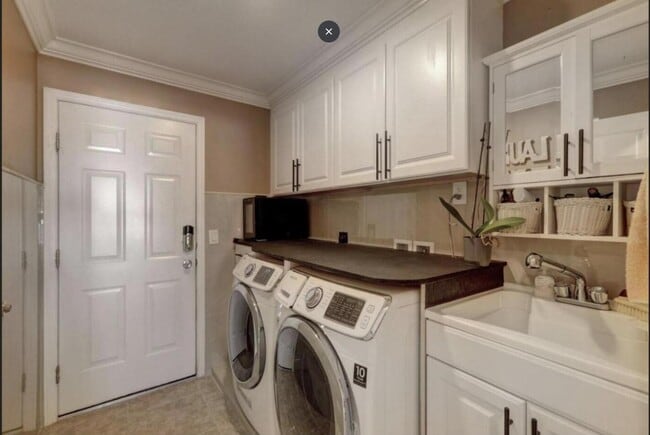 Building Photo - 2529 SW Grotto Cir