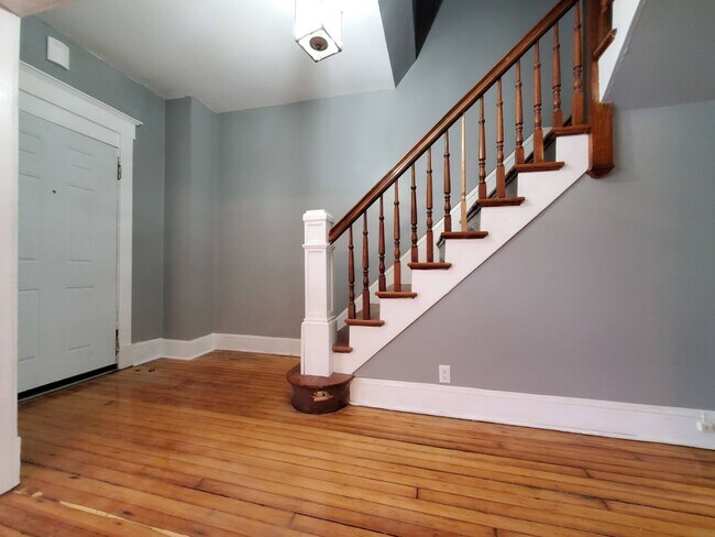 Foto del edificio - Single Family Home w/ HUGE Yard
