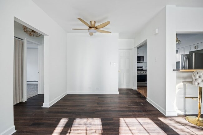 Foto del edificio - 7536 N Ridge Blvd