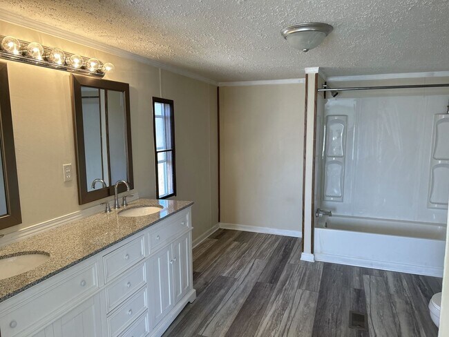 Building Photo - Large Newly Remodeled Home
