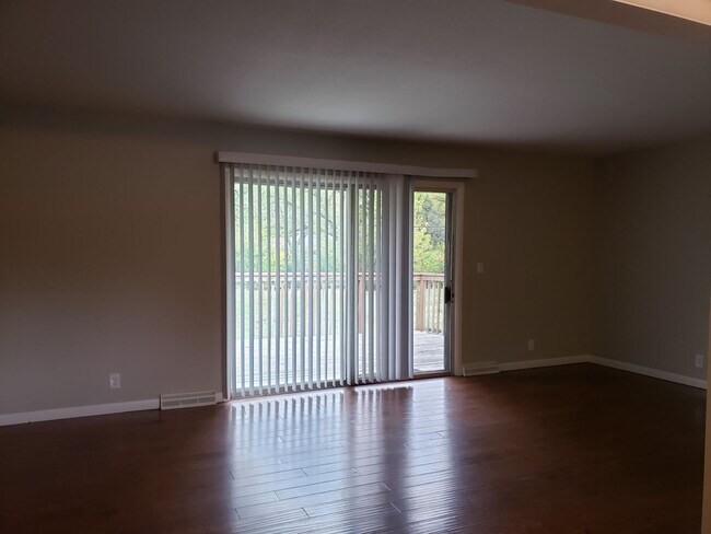 Foto del edificio - Beautiful 4 Bedroom 2 Bathroom Home