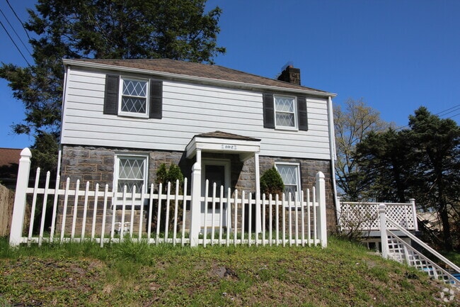 Building Photo - 102 Clinton Dr