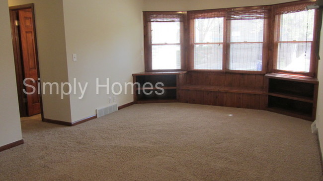 Building Photo - 1301 Wilshire Dr