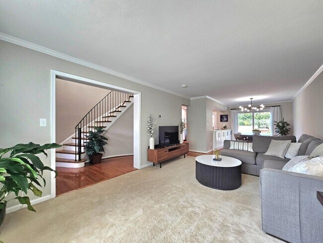 Building Photo - 5988 Queenston St