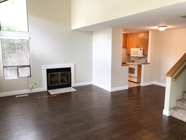 Building Photo - 911 Colina Ct