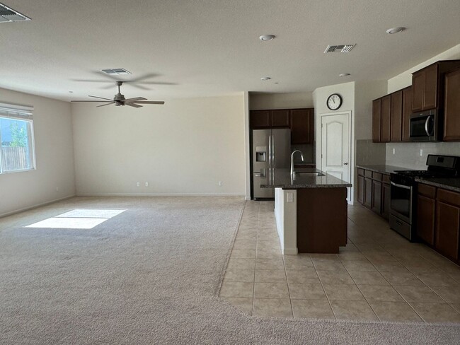 Building Photo - Nice Roseville home with RV access