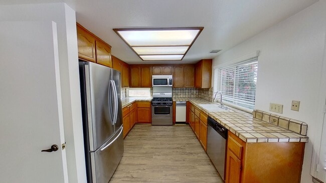 Building Photo - 4 Bedroom Mission Viejo Home!