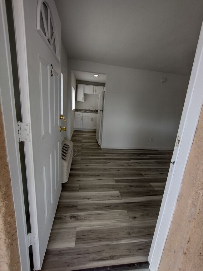 Building Photo - Sharp 1 Bed/1 Bath Updated Apt