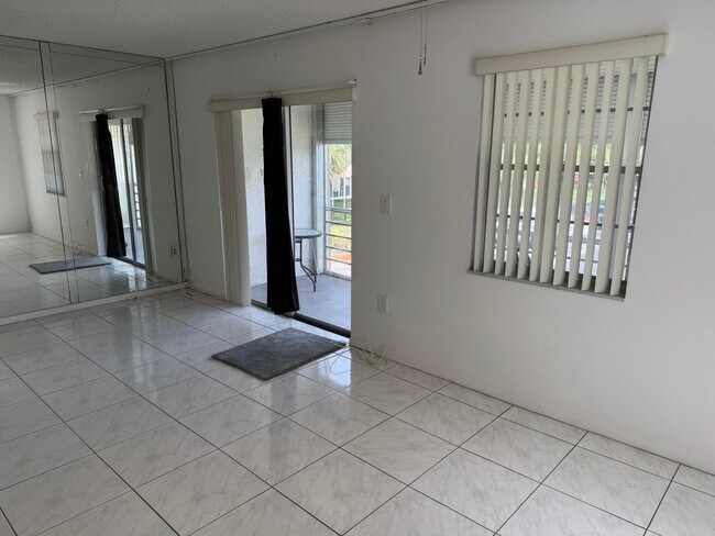 Foto del edificio - 4990 E Sabal Palm Blvd