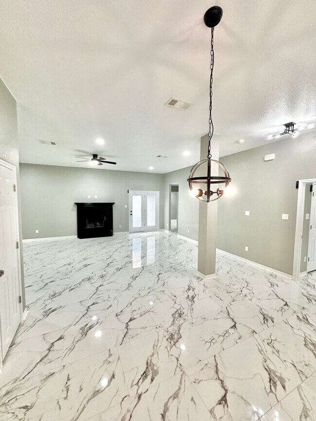 Foto del edificio - AVAILABLE NOW!!