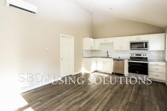 Building Photo - 1401 S Hedges Ave