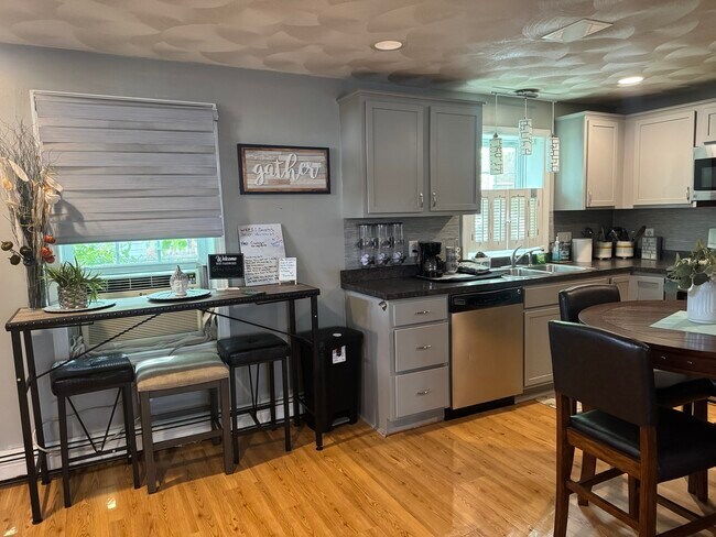 Foto del edificio - Spacious 2-Bedroom, 1.5-Bath Main-Floor Home in Providence