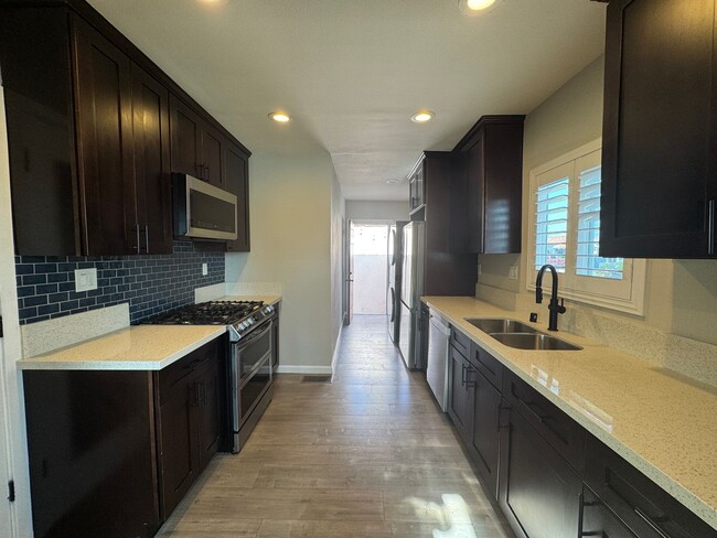 Building Photo - Beautiful Freshly Renovated 2bd 2ba House