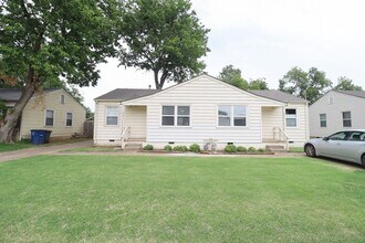 Building Photo - 923 E 37th Pl