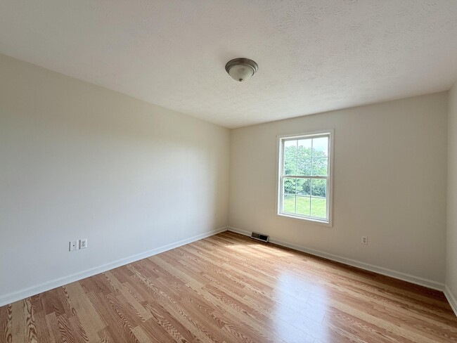 Building Photo - 205 Shamrock Ln