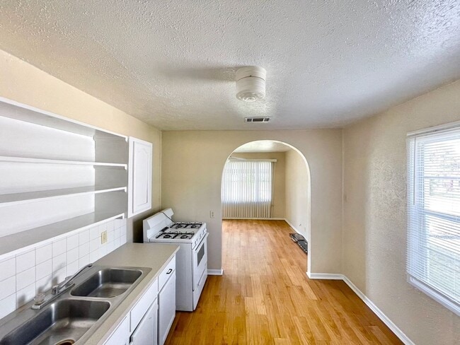 Building Photo - 307 Collins Ave