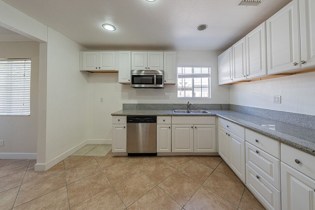 Foto principal - 14039 Burton St