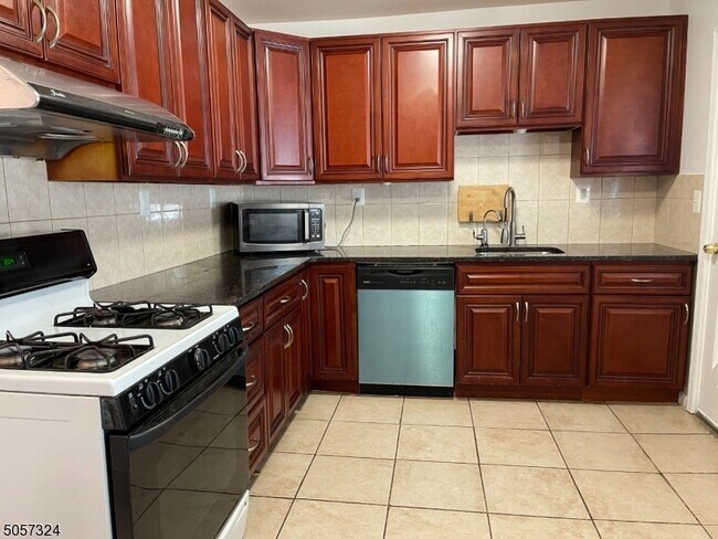 Foto del edificio - 37 Crest View Hill Rd