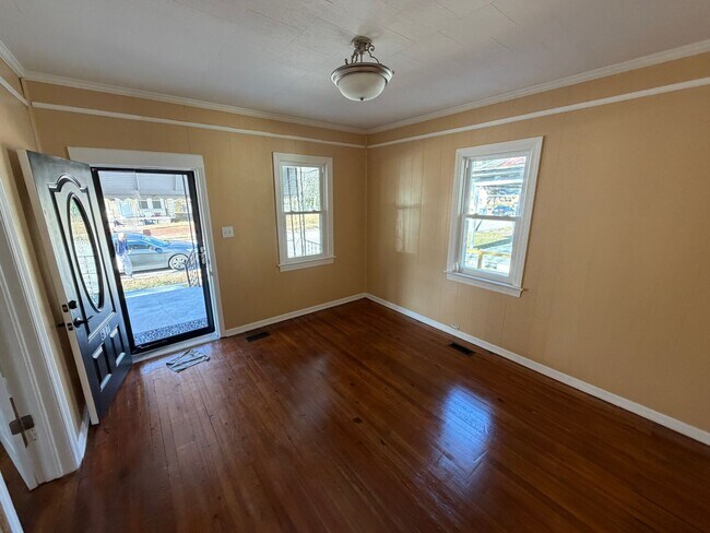 Foto del edificio - 2 Bedroom Brick House, Covered Porch, Hardwood floors, Central HVAC