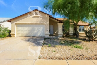 Building Photo - 1748 E Catalina St