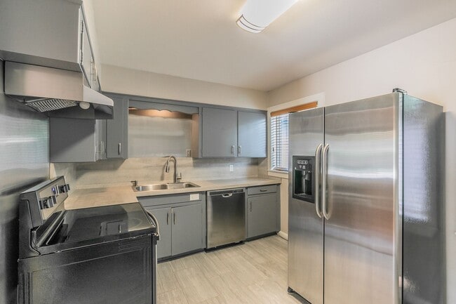 Building Photo - Beautifully updated 2 bedroom, 1 bath home...
