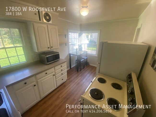 Building Photo - BEAUTIFUL SINGLE FAMILY IN NEW BERLIN
