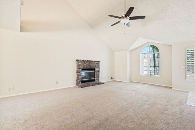 Foto del edificio - Charming home located in Clovis Unified Sc...