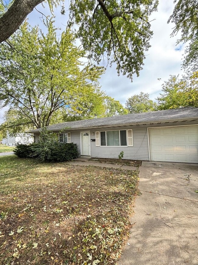 Building Photo - 402 S Dodson Dr