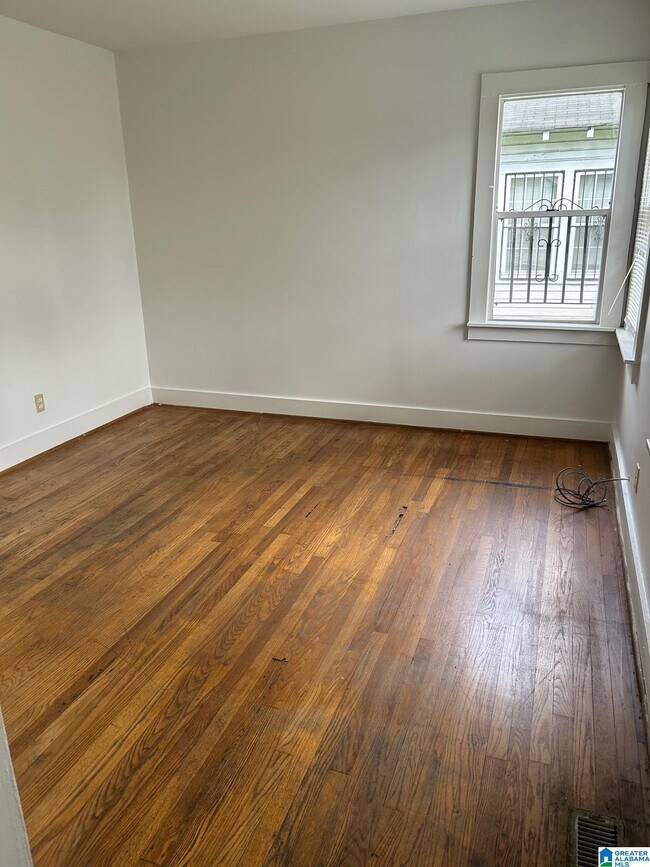 Building Photo - 1529 1st Ave W