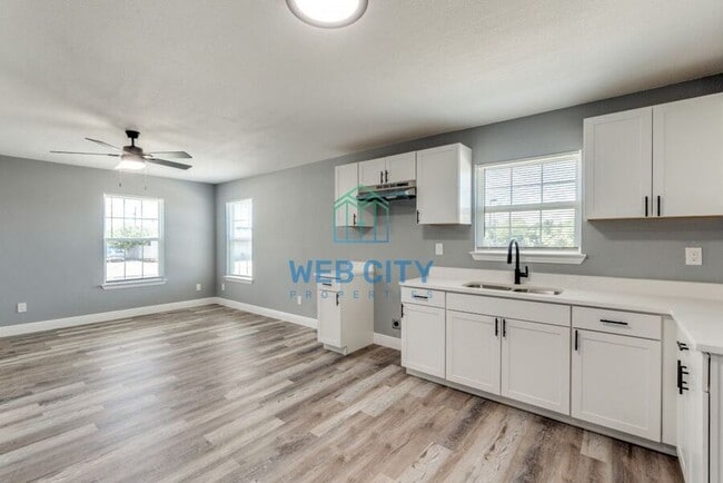Building Photo - 1821 Lea Crest Dr