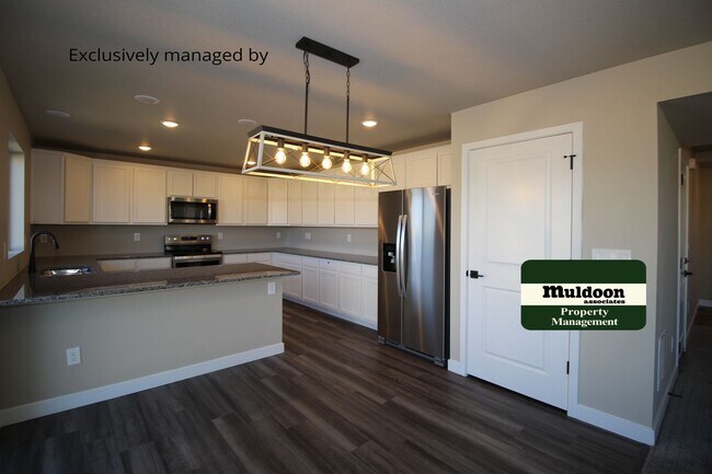 Foto del edificio - Coming soon! Beautiful 4-bedroom home at L...