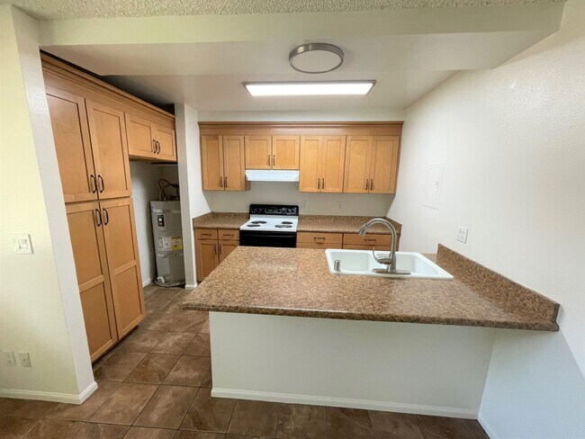 Foto del edificio - Centrally Located McKeon Condo