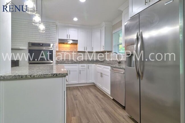 Building Photo - Now Available! 4 bedrooms 2 baths
