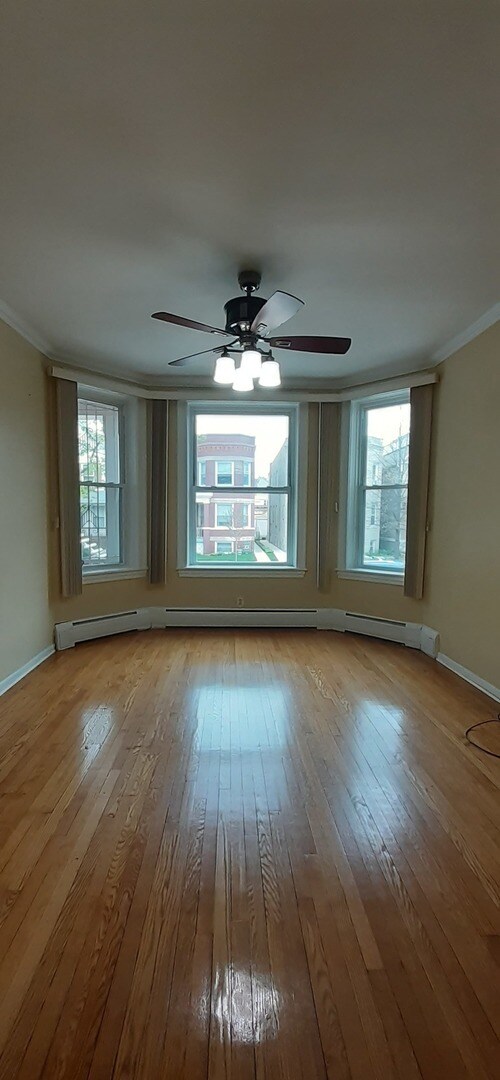 Foto del edificio - 2443 W Eastwood Ave