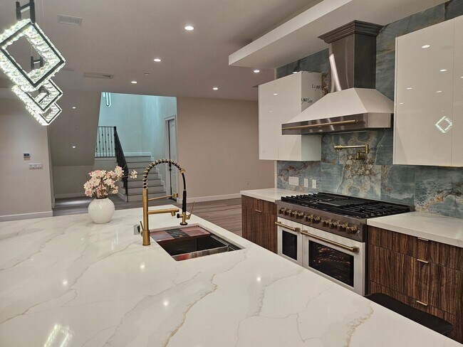 Building Photo - Exquisite 5-Bedroom Luxury Pool Home with ...