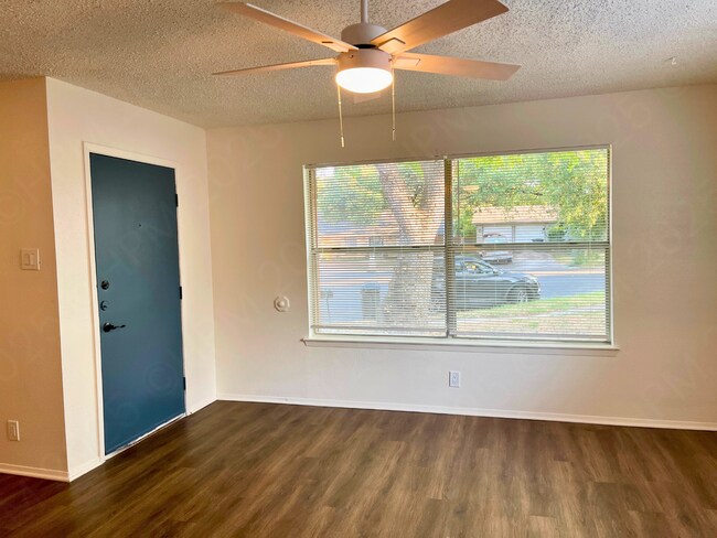 Foto del edificio - 8024 Echo Wind St