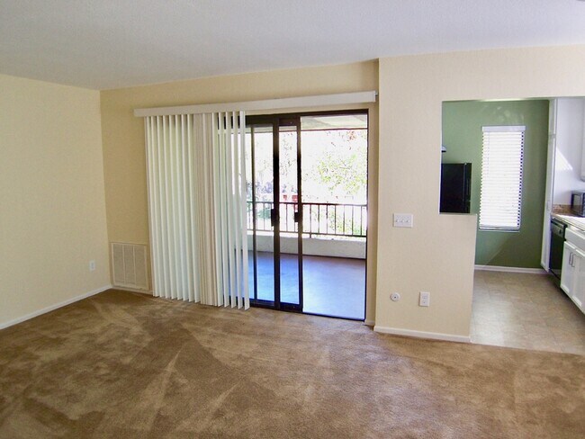 Foto del edificio - Delightful Upper Unit Mira Mesa Condo Loca...