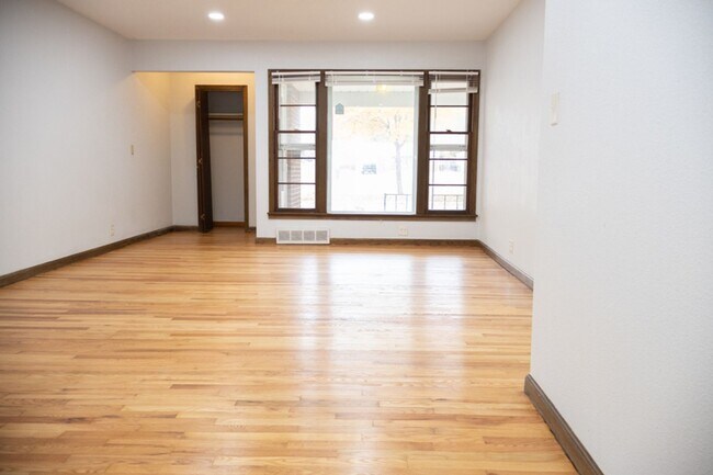 Building Photo - 1715 S Fabrique Dr
