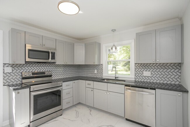 Building Photo - 102 S Bigby Dr