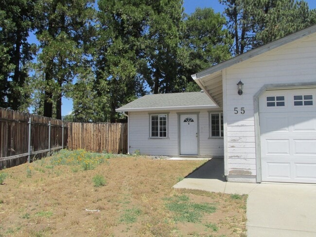 Building Photo - THREE BEDROOM TWO BATH HOME FOR RENT