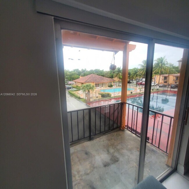 Foto del edificio - 7151 Miami Lakes Dr