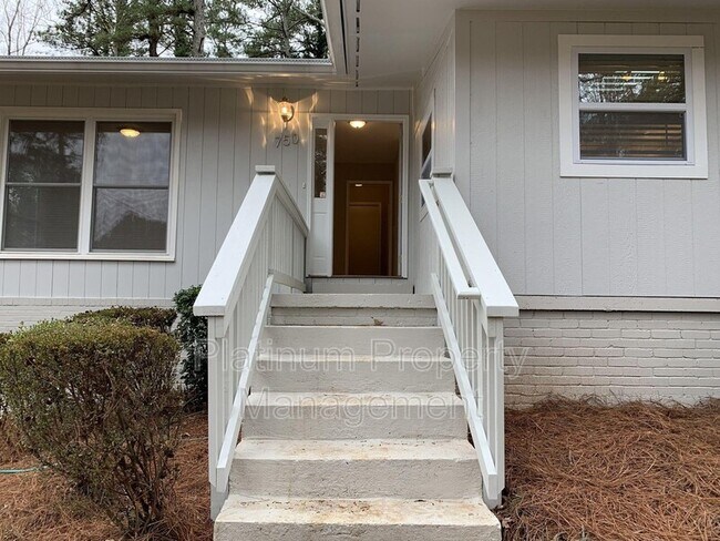 Building Photo - 750 Bonnie Dell Dr
